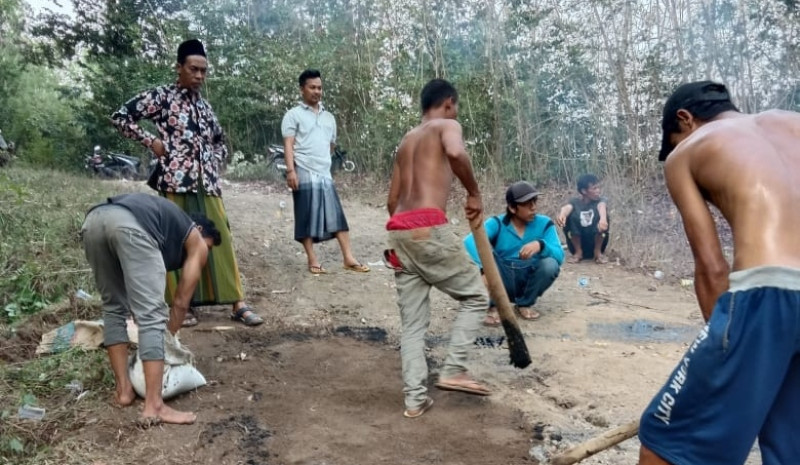 Bersama Penghulu Desa Ust. Sahiduddin, Warga Eyat Mayang Selatan Swadaya Perbaiki Jalan Rusak Menuju Gubuk Pancor