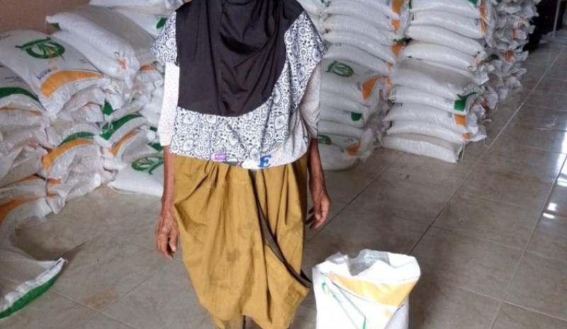 PEMERINTAH DESA EYAT MAYANG DISTRIBUSIKAN BERAS CADANGAN PANGAN KE 527 KELUARGA PENERIMA MANFAAT