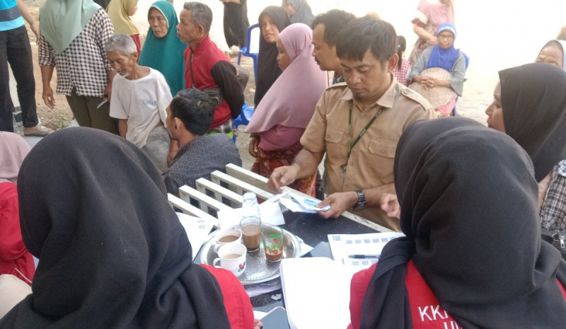 SINERGI PEMERINTAH DESA DAN MAHASISWA KKP DALAM DISTRIBUSI BANTUAN BERAS