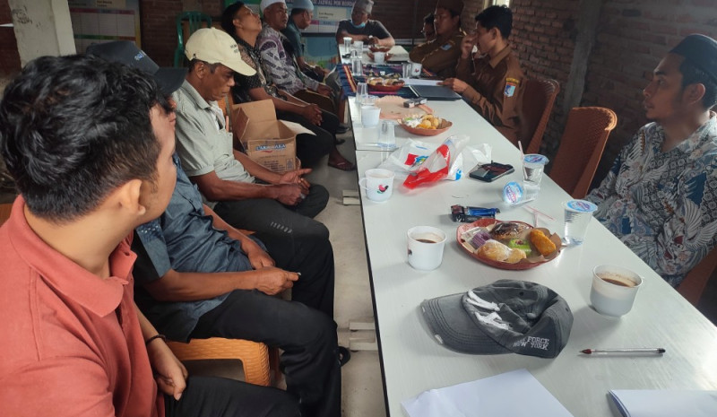 Perkuat Silaturahmi, Kepala Desa Eyat Mayang Adakan Rapat Internal Dengan Aparatur Perangkat Desanya