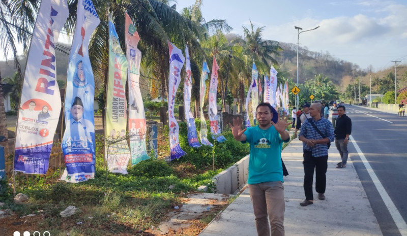 Pemasangan Spanduk Calon Kepala Daerah Oleh PPS Desa Eyat Mayang